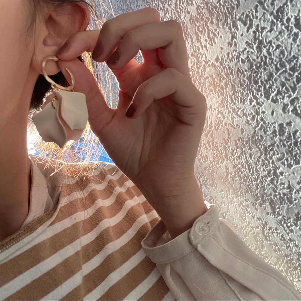 💙💕LAST ONE Cream White Flower Panel  Earrings - Picture 7 of 9